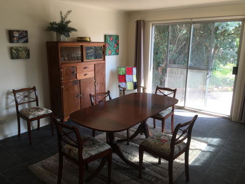 Yarram Cottage: Art And Accommodation - Accommodation Resorts 3