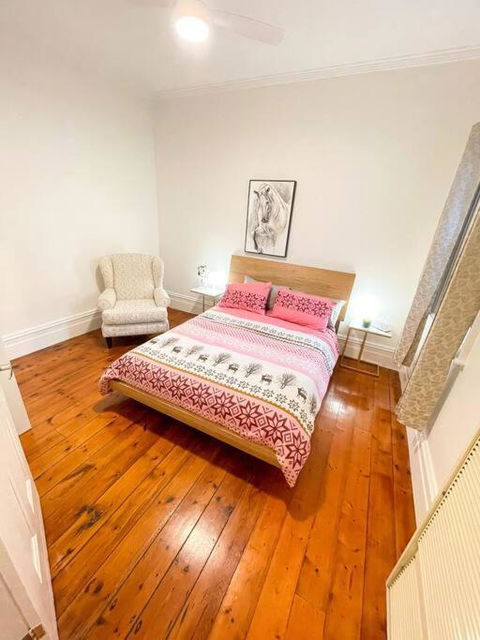 A Beautiful Terrace House With Parking & Courtyard - Accommodation Resorts 4