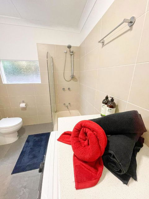 A Beautiful Terrace House With Parking & Courtyard - Accommodation Resorts 1