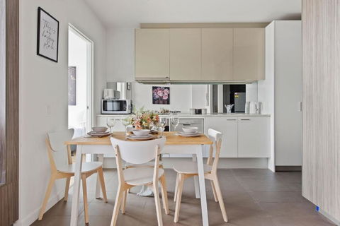 A Cozy 2BR Apt With Harbour Views FREE Parking - Accommodation Resorts 4