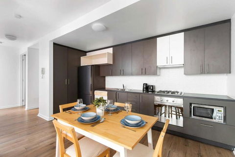 A Spacious 2BR Apt With A Courtyard & FREE Parking - Accommodation Resorts 3