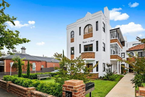 A1 Art Deco 2 Bedroom Apt Sleeps 5 Nimmo1 - Accommodation Resorts 0