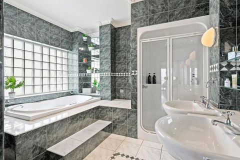 Absolute Bay Frontage With Open Fire And Spa Bath - Accommodation Resorts 3