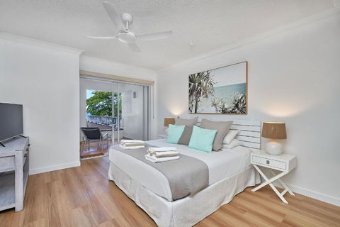 Absolute Beachfront 2 Bedroom Apartment Alassio Palm Cove - Accommodation Resorts 1