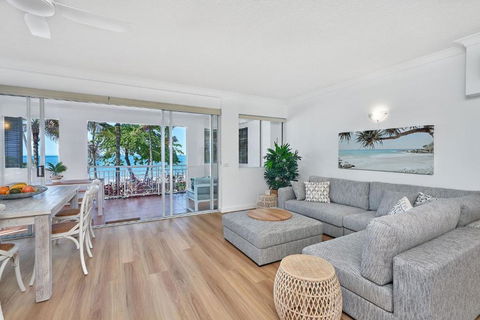Absolute Beachfront 2 Bedroom Apartment Alassio Palm Cove - Accommodation Resorts 2
