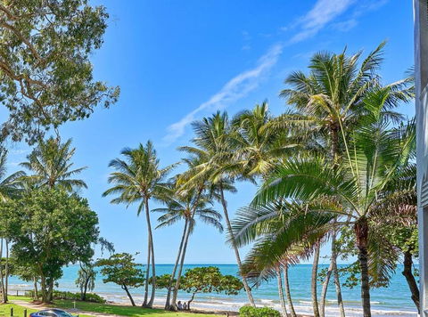 Absolute Beachfront 2 Bedroom Apartment Alassio Palm Cove - Accommodation Resorts 3