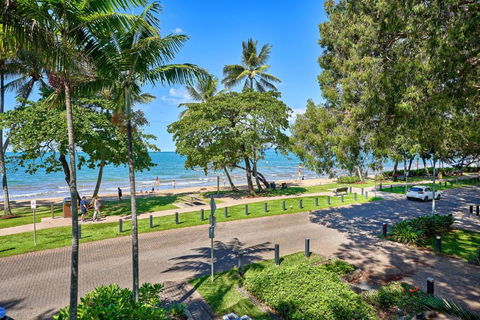 Absolute Beachfront 2 Bedroom Apartment Alassio Palm Cove - Accommodation Resorts 0