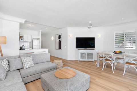 Absolute Beachfront 2 Bedroom Apartment Alassio Palm Cove - Accommodation Resorts 4