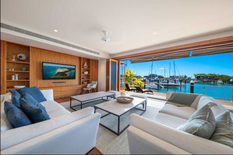 Airlie Beach Marina-Front Luxury At 10 The Cove - Accommodation Resorts 0
