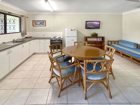 Alma Bay Holiday Unit 2 - Accommodation Resorts 4
