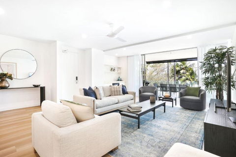 Amaroo - Luxury Apartment Overlooking The Coral Sea - Accommodation Resorts 4