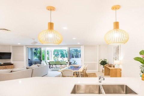 Amaroo Villa - Absolute Beachfront Port Douglas - Accommodation Resorts 2