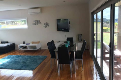 Amazing Ansons Bay Absolute Waterfront Beach House - Accommodation Resorts 3