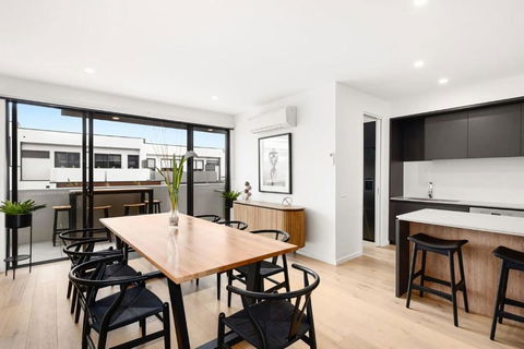 Anchorage Villa - Pet Friendly Marina Townhouse By The Beach - Accommodation Resorts 4