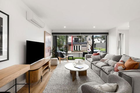 Anchorage Villa - Pet Friendly Marina Townhouse By The Beach - Accommodation Resorts 3