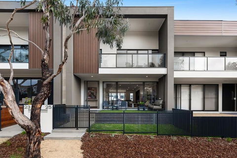 Anchorage Villa - Pet Friendly Marina Townhouse By The Beach - Accommodation Resorts 0