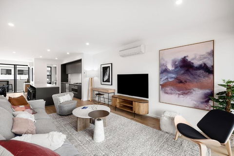 Anchorage Villa - Pet Friendly Marina Townhouse By The Beach - Accommodation Resorts 1