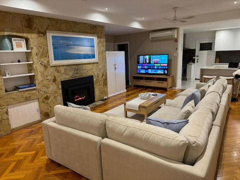 AMAZING Location! 1 Min Stroll To Beach & Sea Views! - Accommodation Resorts 1