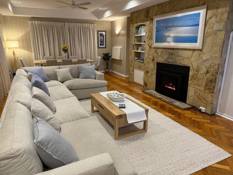 AMAZING Location! 1 Min Stroll To Beach & Sea Views! - Accommodation Resorts 0