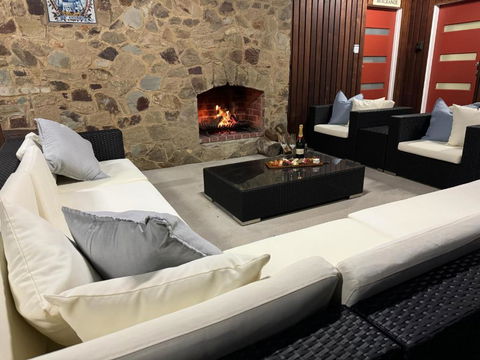 AMAZING Location! 1 Min Stroll To Beach & Sea Views! - Accommodation Resorts 2