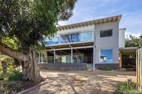 AMAZING Location! 1 Min Stroll To Beach & Sea Views! - Accommodation Resorts 3