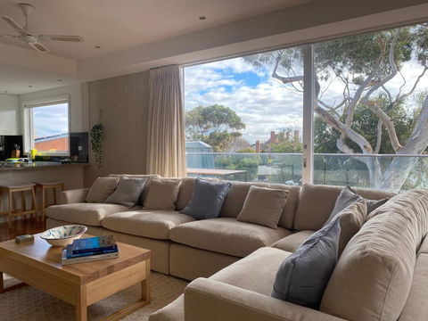 AMAZING Location! 1 Min Stroll To Beach & Sea Views! - Accommodation Resorts 4