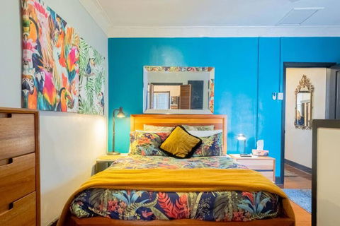 Art Deco Retreat, Shops & Cafes, Public Street Parking - Accommodation Resorts 0