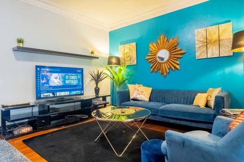 Art Deco Retreat, Shops & Cafes, Public Street Parking - Accommodation Resorts 1