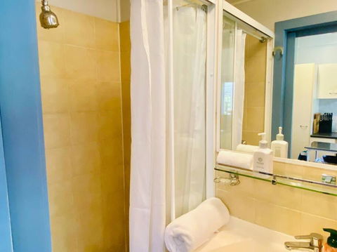 Art Deco Retreat, Shops & Cafes, Public Street Parking - Accommodation Resorts 2