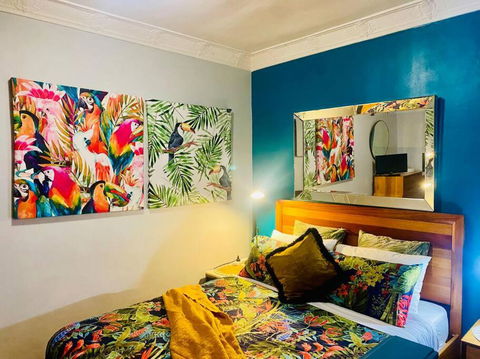 Art Deco Retreat, Shops & Cafes, Public Street Parking - Accommodation Resorts 3