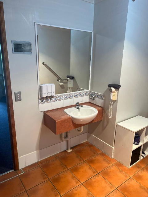 Asters On James Motor Inn - Accommodation Resorts 3