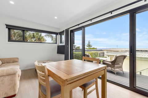 Azure Studio - Ocean Glimpses - 3 Mins Walk To Beach - Accommodation Resorts 4