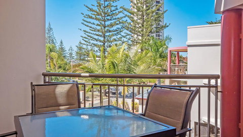 Burleigh On The Beach - Accommodation Resorts 2