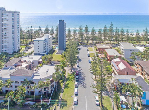 Burleigh On The Beach - Accommodation Resorts 4