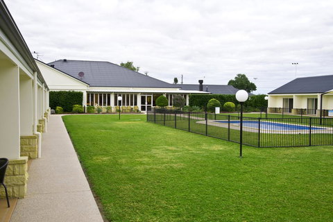 Roma Explorers Inn - Accommodation Resorts 7