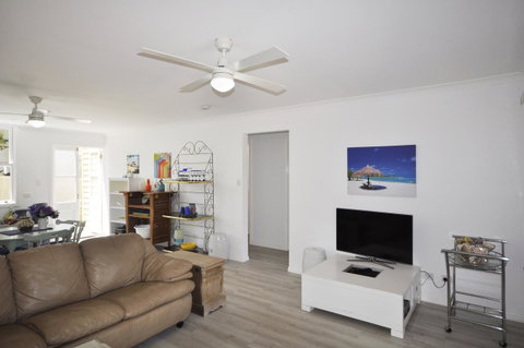 Retro Beach Flat - Accommodation Resorts 4