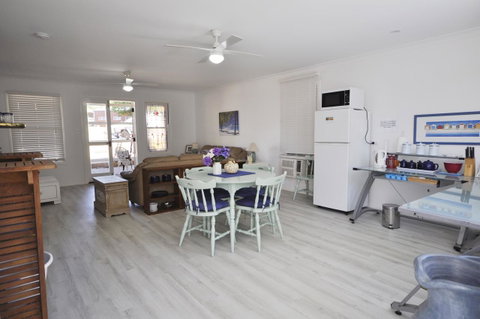 Retro Beach Flat - Accommodation Resorts 10