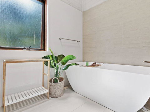 'Nunkeri', 5 Kerrie Close - Stunning House With Fabulous Views, Linen, WIFI & Air Conditioning - Accommodation Resorts 2