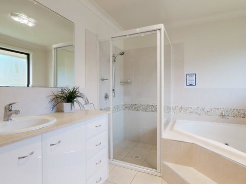 'Sandy Point Haven', 21a Sandy Point Rd - Stylish Haven With WIFI, Air Conditioning & Water Views - Accommodation Resorts 1