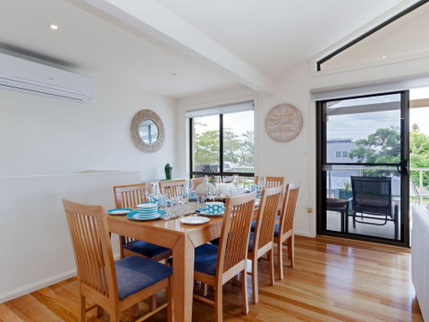 'Sandy Point Haven', 21a Sandy Point Rd - Stylish Haven With WIFI, Air Conditioning & Water Views - Accommodation Resorts 3
