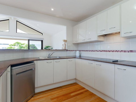 'Sandy Point Haven', 21a Sandy Point Rd - Stylish Haven With WIFI, Air Conditioning & Water Views - Accommodation Resorts 2