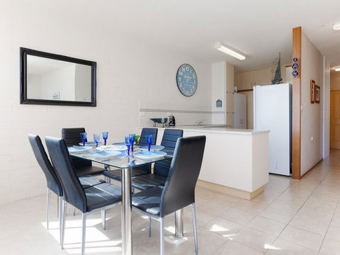 1 'Little Hut', 20 Kurrawa Close - Spectacular Water Views, NBN & Air Conditioned - Accommodation Resorts 3