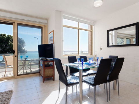 1 'Little Hut', 20 Kurrawa Close - Spectacular Water Views, NBN & Air Conditioned - Accommodation Resorts 1