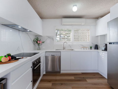 1 'The Poplars' 34 Magnus St - Panoramic Water Views, Pool, Aircon & WIFI - Accommodation Resorts 2
