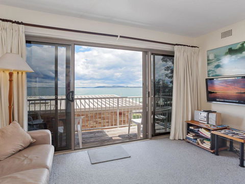 2 'Sunnie Belle' 3 Victoria Parade- Water Views Over Nelson Bay Foreshore - Accommodation Resorts 2