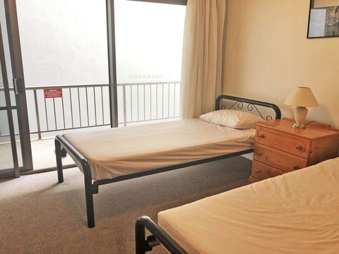 2 'Tradewinds', 110 Victoria Parade - Fantastic Unit With Waterviews & Close To The Marina - Accommodation Resorts 3