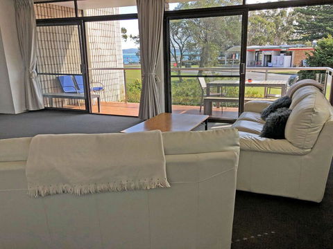 2 'Villa Ellisa', 8-10 Columbia Cl - Beautiful Water Views & Directly Across To Little Beach - Accommodation Resorts 2
