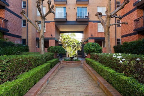 2 Bed Sydney Executive Apt Close To City - Accommodation Resorts 3