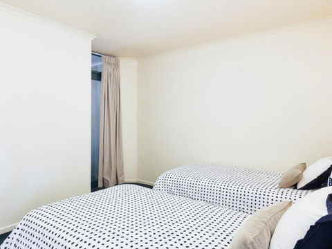 211 'The Landmark', 61B Dowling Street - Resort Style Holiday With Pool, Games Room & Restaurant - Accommodation Resorts 2