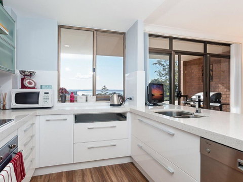 23 'The Commodore' 9-11 Donald Street - Delightful Unit With Gorgeous Water Views - Accommodation Resorts 2
